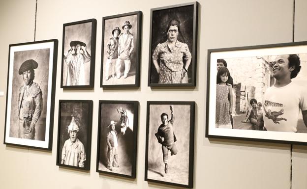 Varias fotografías de la exposición 'Pequeños' de Benito Román en Palencia.